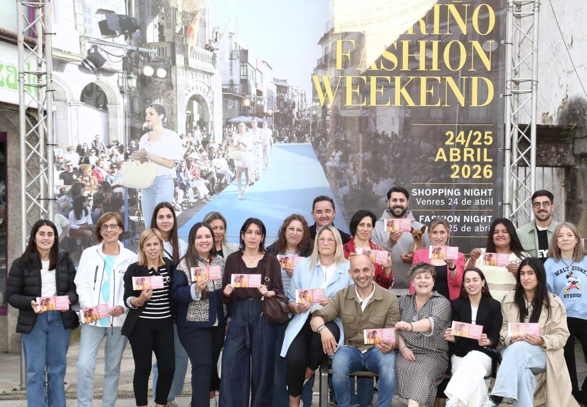 Sobre estas liñas, presentación da Porriño Shopping Weekend 2026. Á dereita, desfile da Porriño Fashion Weekend nunha edición anterior.   | // D.P.