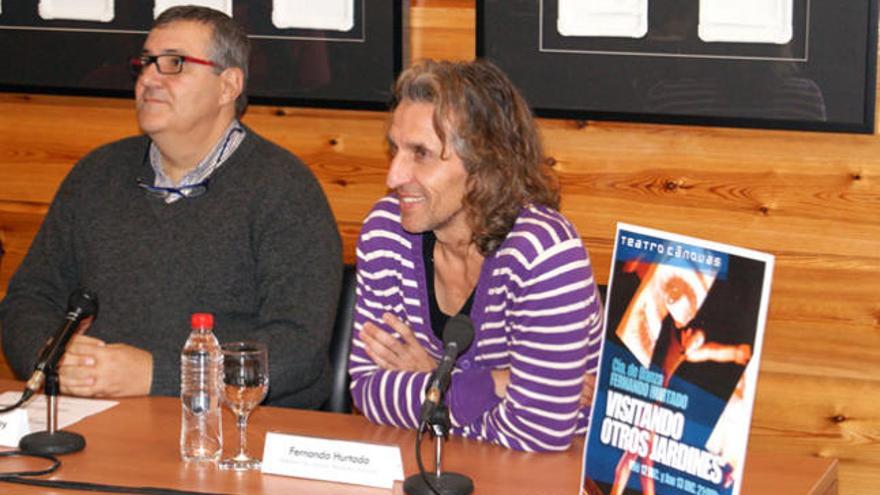 Antonio Navajas, del Teatro Cánovas, y Fernando Hurtado, ayer en la presentación de «Visitando otros jardines».