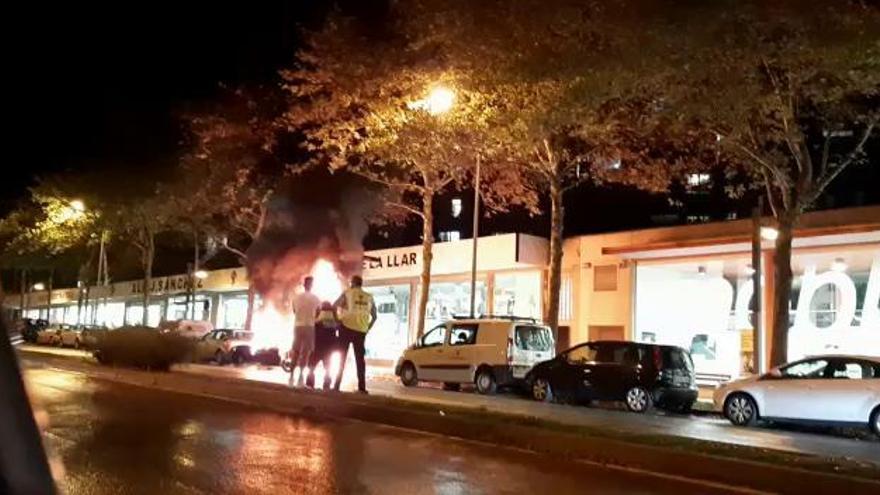 Un cotxe estacionat s'incendia a l'avinguda Salvador Dalí de Figueres