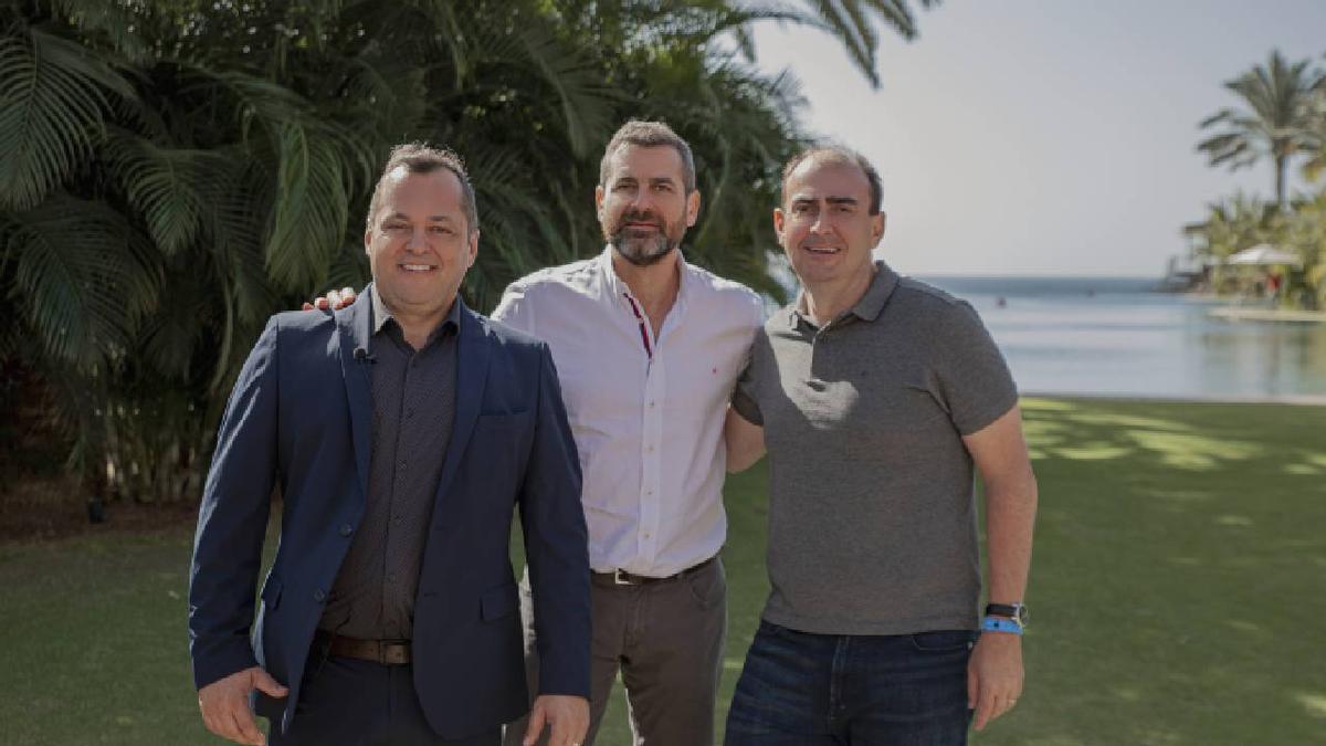 Dres. Paulo Mesquita (ImplantePerio), Manuel Martín (IOC Clínica Dental) y Julio Cesar Joly (ImplantePerio