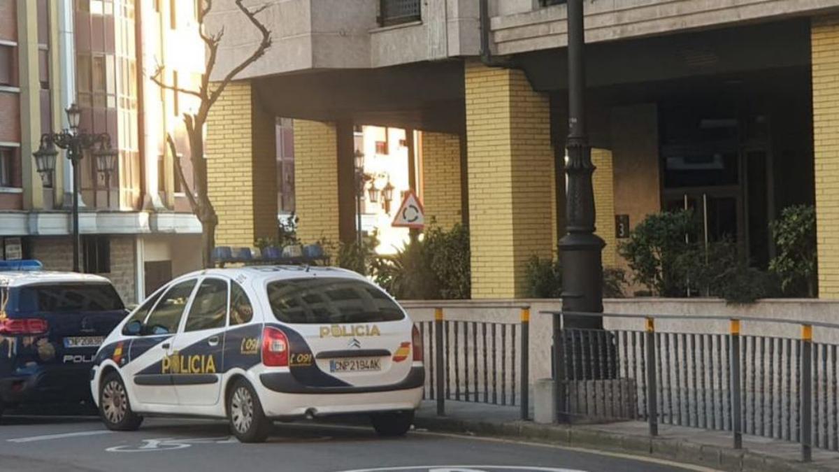 Coches de la Policía Nacional, esta semana, en Teatinos.