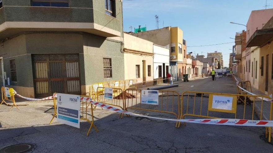 Foto de archivo de unas obras de renovación de un tramo de la red de suministro de agua potable en Betxí. | MEDITERRÁNEO