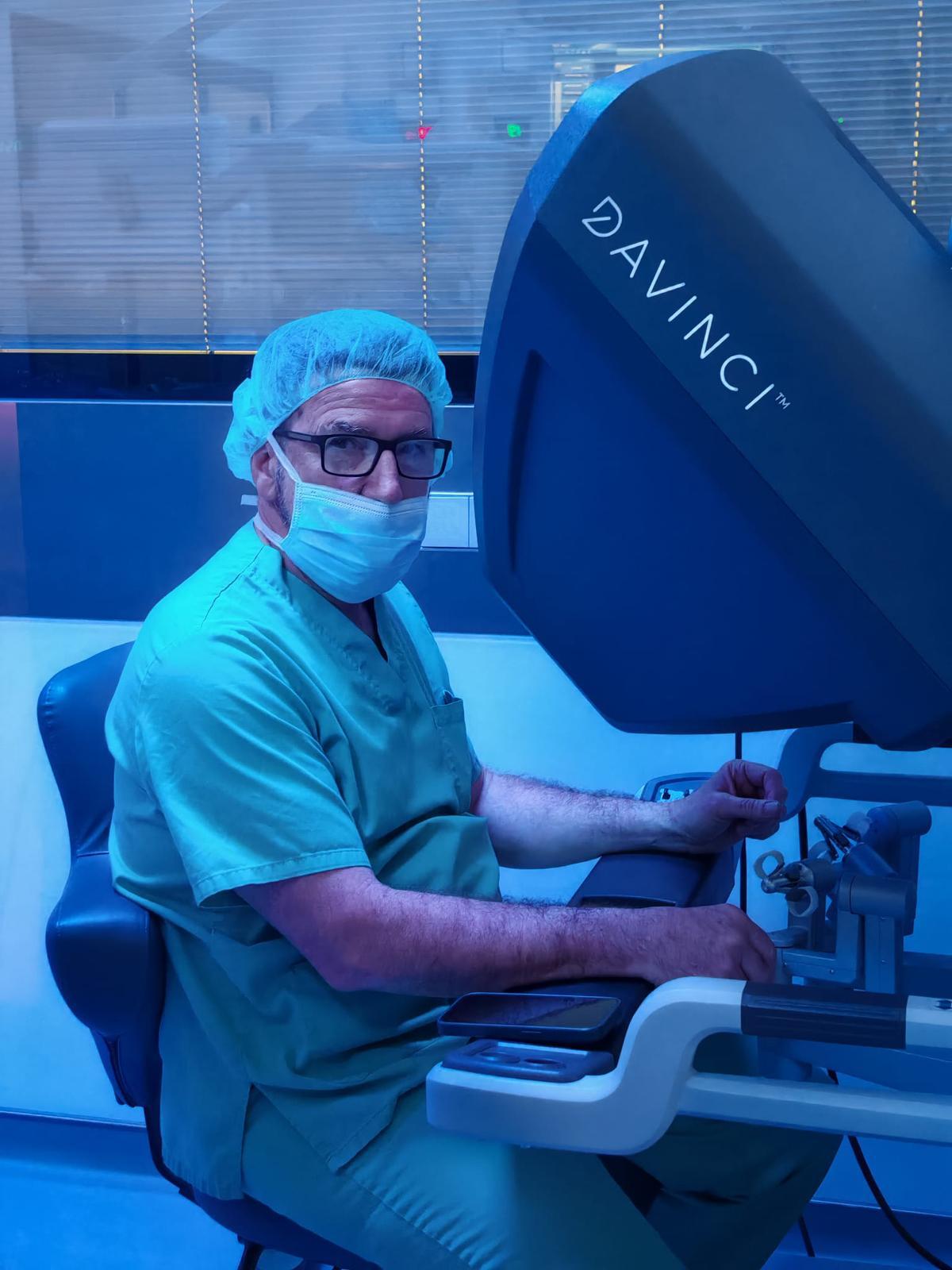 El Dr. Medina en la consola.