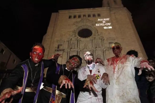 Desfilada a les fosques de morts vivents a les escales de la Catedral