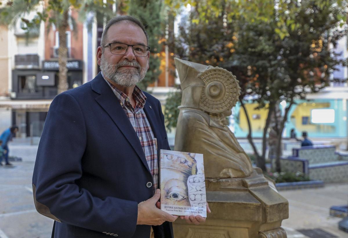 El autor posa con el libro en La Glorieta junto a la réplica del busto ibérico