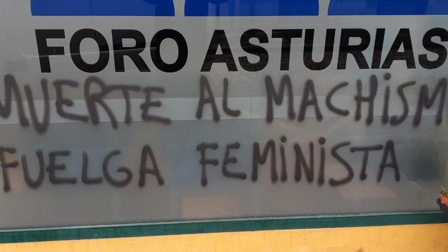 Las pintadas en la sede Foro de Siero.