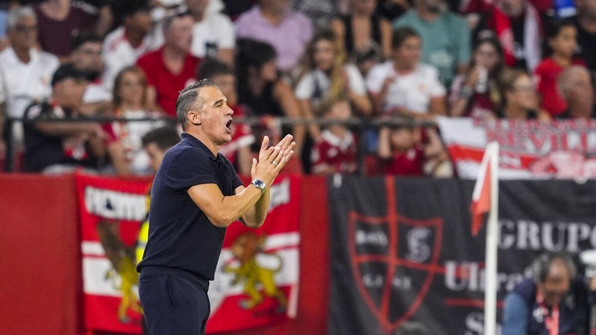 Luis García Plaza, durante el partido entre Sevilla y Rayo Vallecano en el Sánchez-Pizjuán de la jornada 1