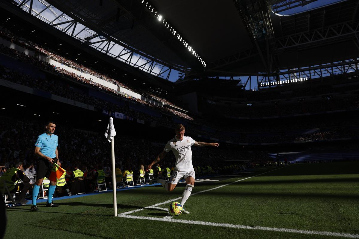 MADRID, 29/04/2023.- Toni Kroos, centrocampista alemán del Real Madrid lanza un córner durante el encuentro correspondiente a la jornada 32 de LaLiga Santander que se disputa este sábado entre el Real Madrid y la UD Almería en el Santiago Bernabéu de Madrid. EFE/ Rodrigo Jimenez