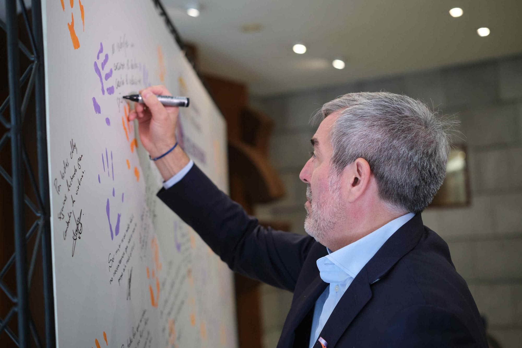 Mural contra la violencia de género en el Parlamento