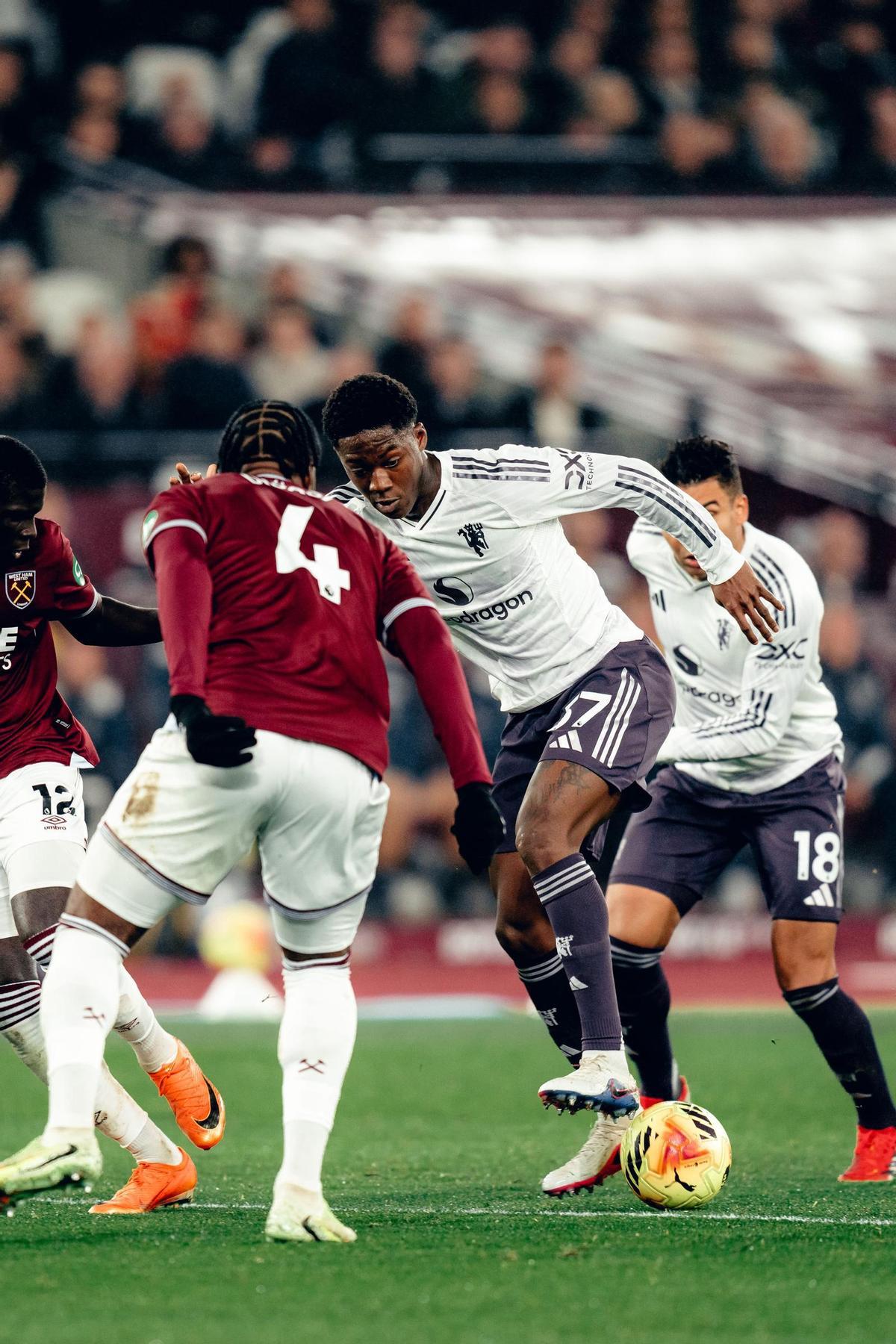 Mainoo en una acción de partido