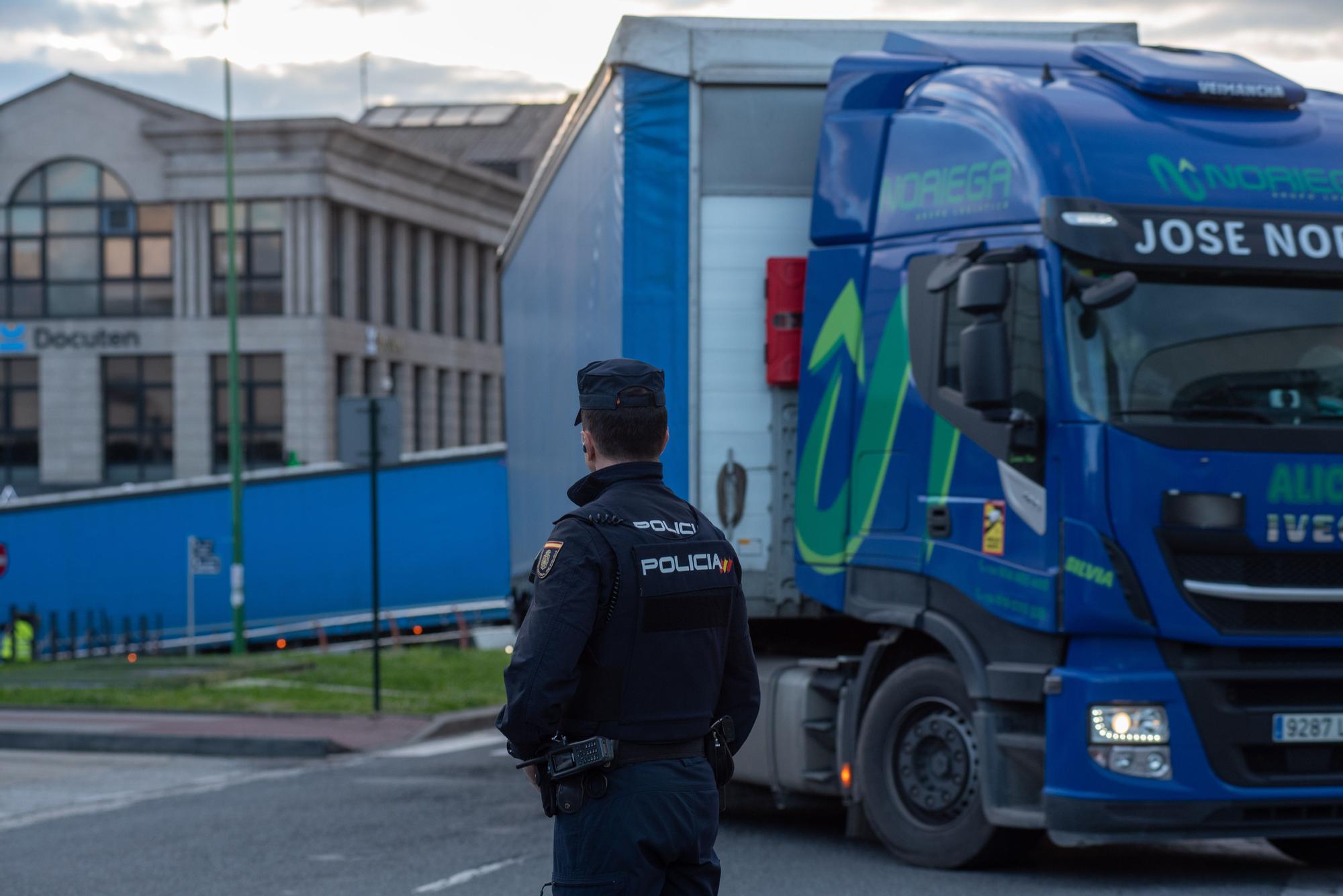 Llegada de camiones escoltados a la fábrica de Estrella