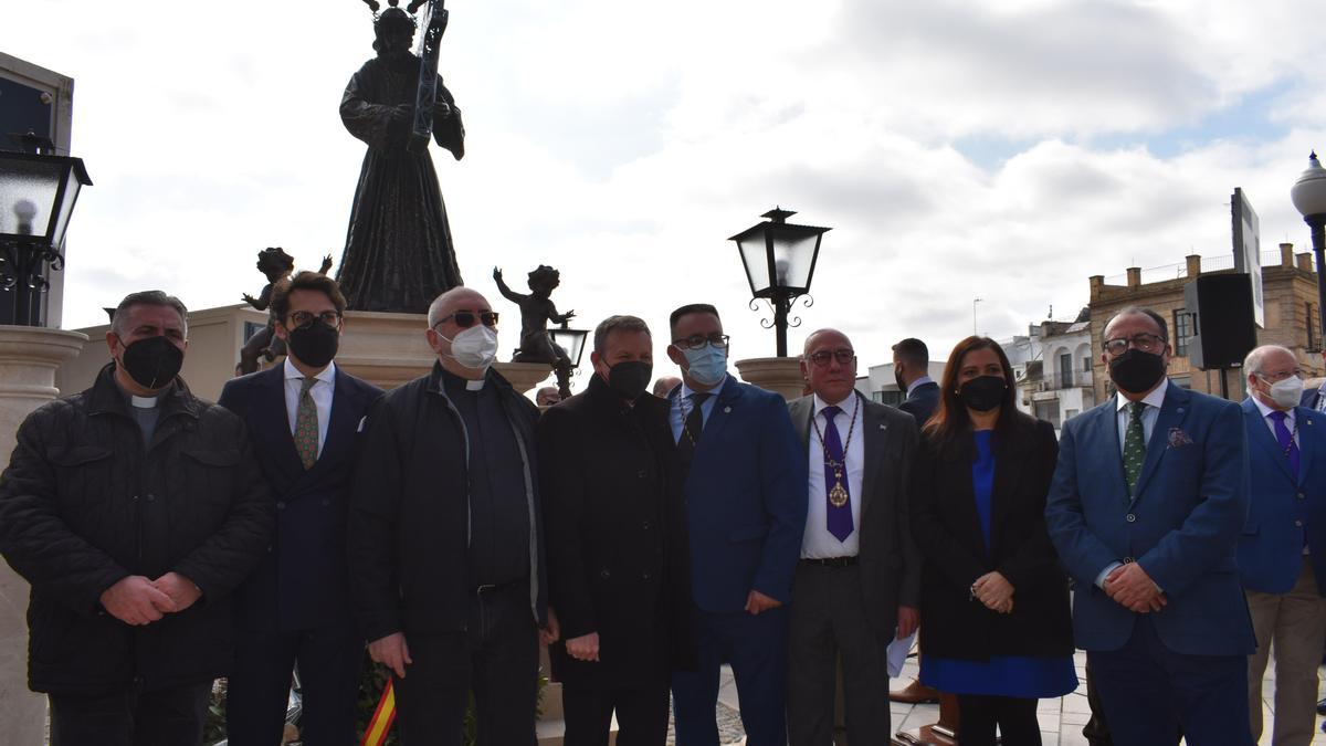 Asistentes la acto de inauguración del monumento al Nazareno.