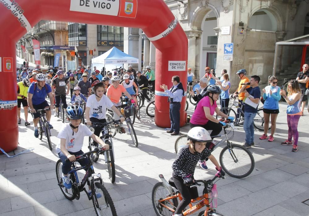 Decenas de aficionados al pedal asistieron a la primera marcha Decabike por el centro de Vigo