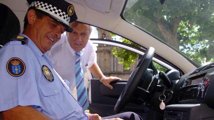 Avelino Rodiño, en el coche de Policía junto a Luciano Sobral. // Gustavo Santos