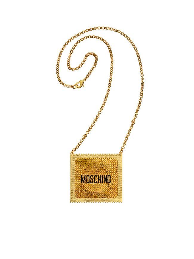 Todas las imágenes de la colección de Moschino x H&M: collar con forma de preservativo