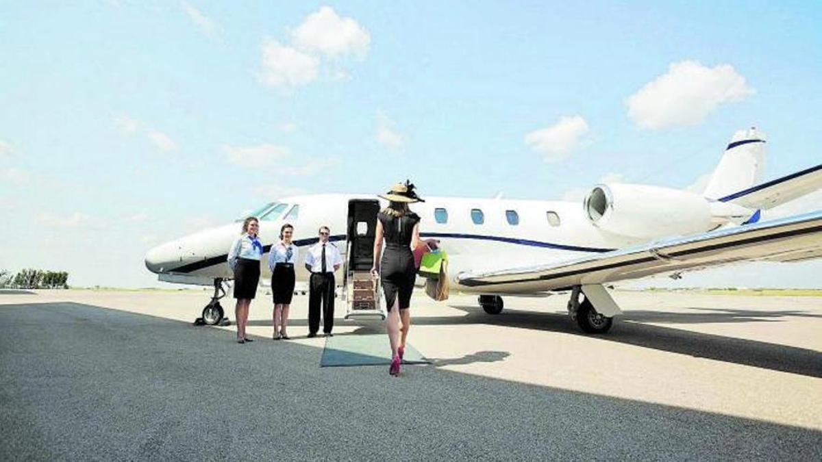Una pasajera se dirige a su jet privado en la pista del aeropuerto.