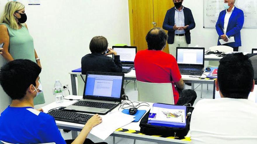 Los alumnos con TEA del Certificado de Profesionalidad de Grabación y Tratamiento de Datos y Documentos ofrecido por Atades, en clase. | JAIME GALINDO