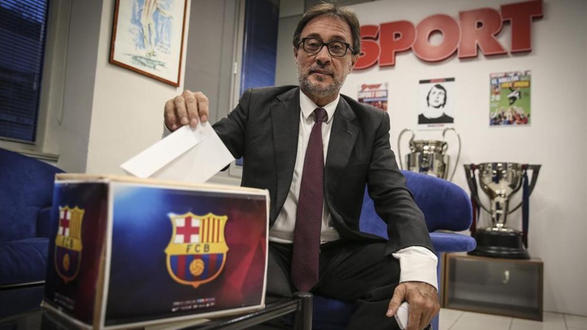 Agustí Benedito visitó la redacción de SPORT y posó junto a una urna