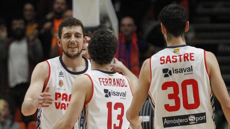 Álex Vera, felicitado por Luis Ferrando en su debut.