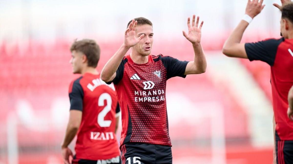 Pablo Tomeo celebra uno de los dos goles que ha marcado con el Mirandés en esta temporada.