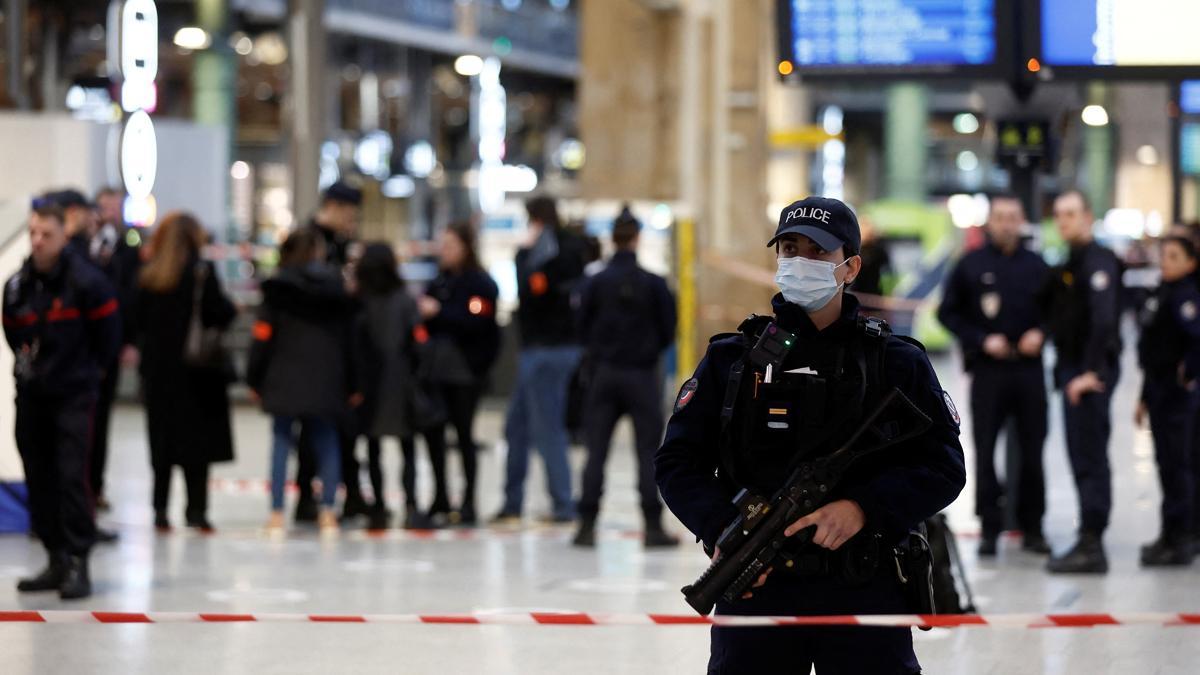Agentes de la Policía francesa en la estación de la Gare du Nord, en París, donde un hombre con un cuchillo ha herido a varias personas