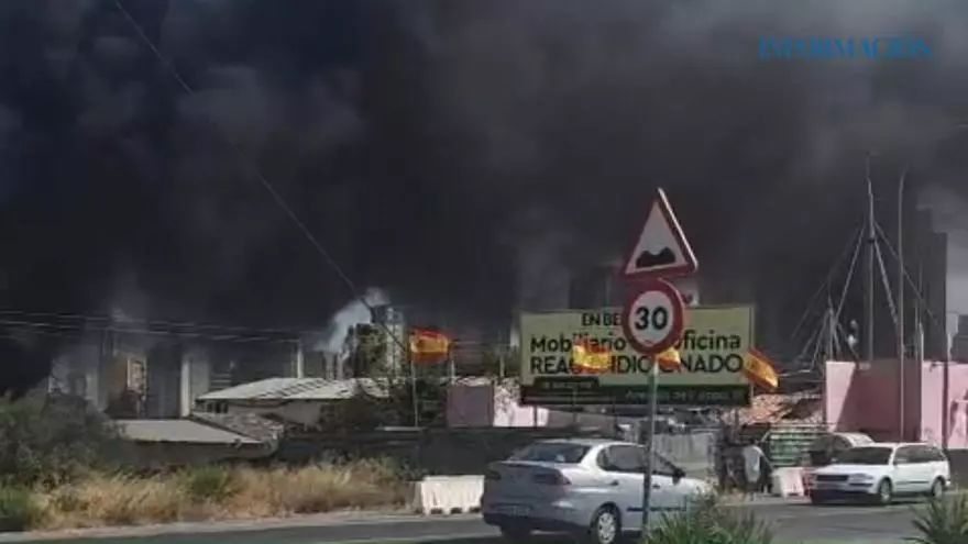 Incendio en Benidorm: una gran columna de humo negro alarma la zona de Armanello