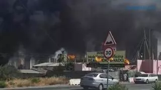 Una enorme columna de humo negro se eleva sobre Benidorm por un incendio