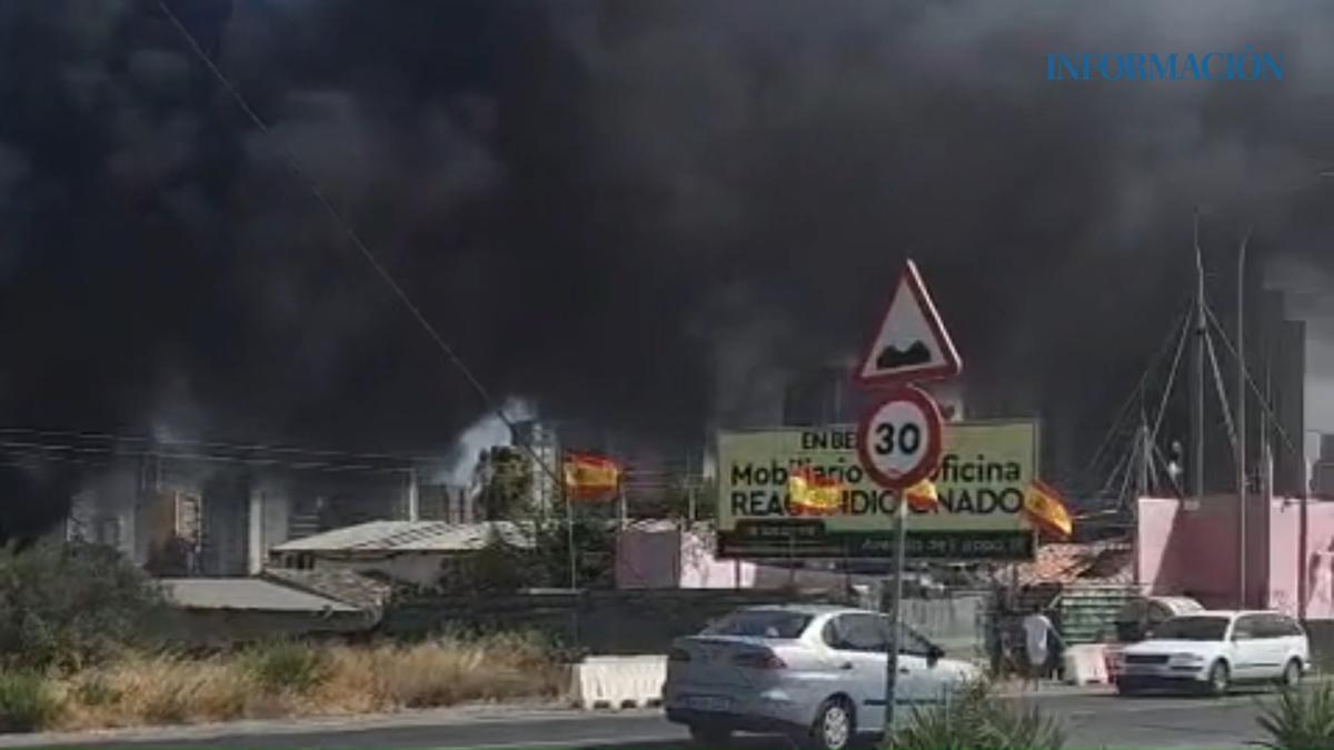Incendio en Benidorm: una gran columna de humo negro alarma la zona de Armanello