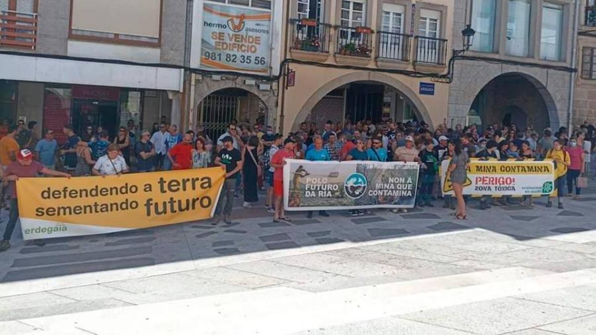 Concentración contra la mina de San Finx, en Galicia
