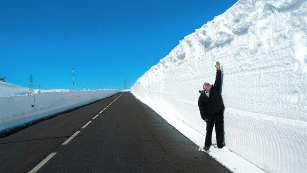 Acumulación de nieve en los arcenes del puerto de la Bonaigua, reabierto ayer.