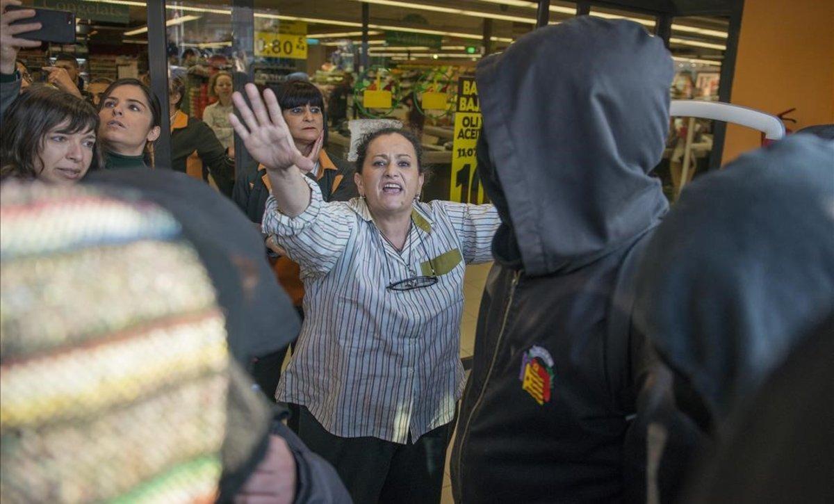 Un grupo de manifestantes obliga a cerrar un supermercado Mercadona en Girona.