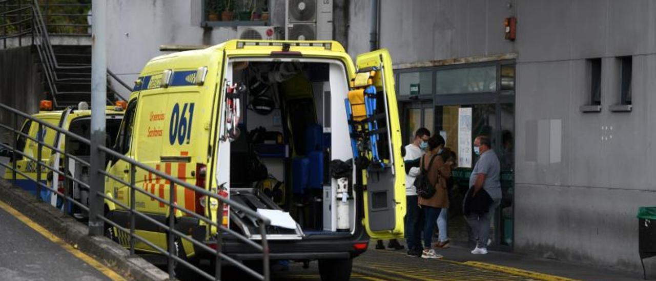 Una ambulancia ante la entrada del servicio de Urgencias del Hospital Montecelo de Pontevedra. |   // GUSTAVO SANTOS