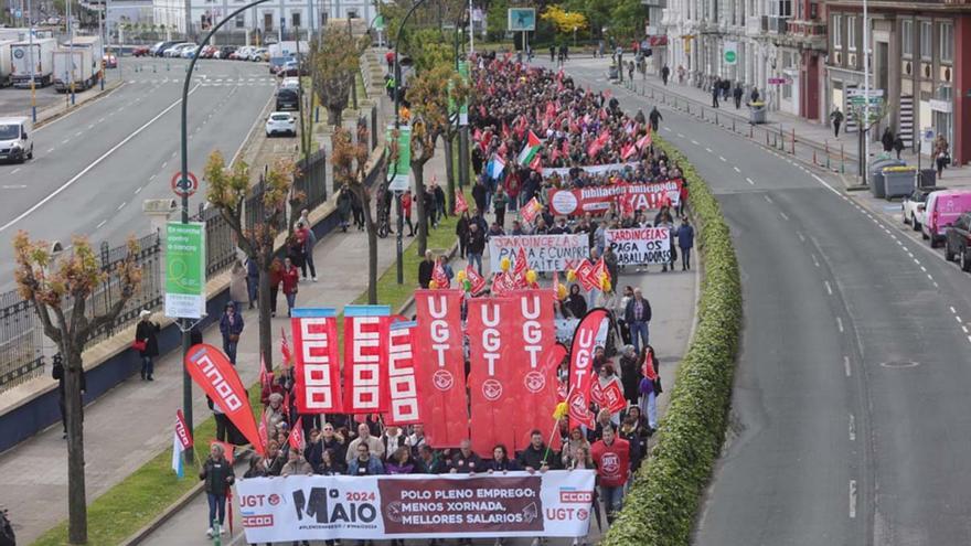 &quot;Convenio justo, salarios dignos&quot;, claman unas 3.000 personas en A Coruña este 1 de mayo