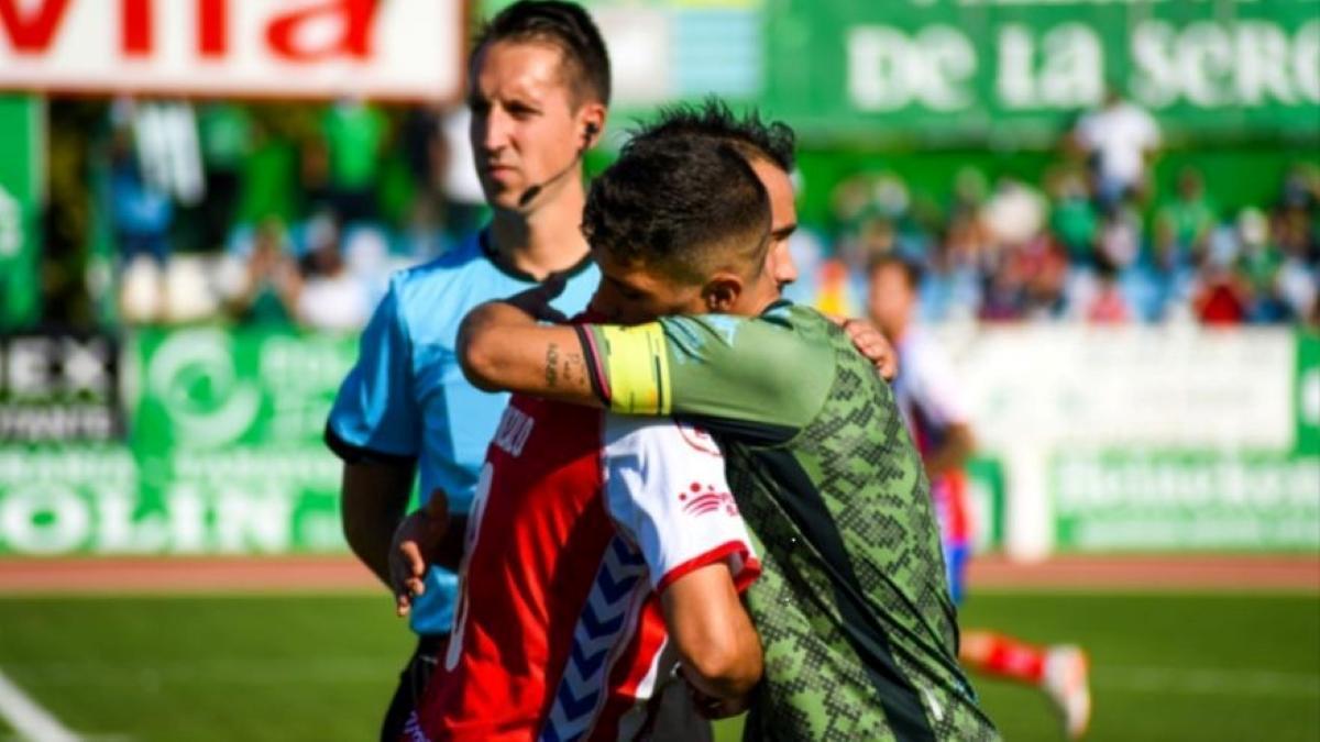 Gonzalo y Tapia se abrazan en los instantes previos del último derbi disputado entre ambos.