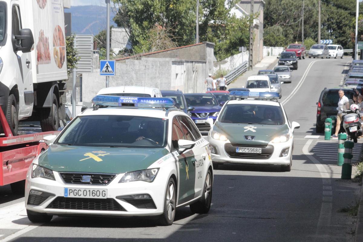 Dos patrullas de la Guardia Civil circulan por Bueu.