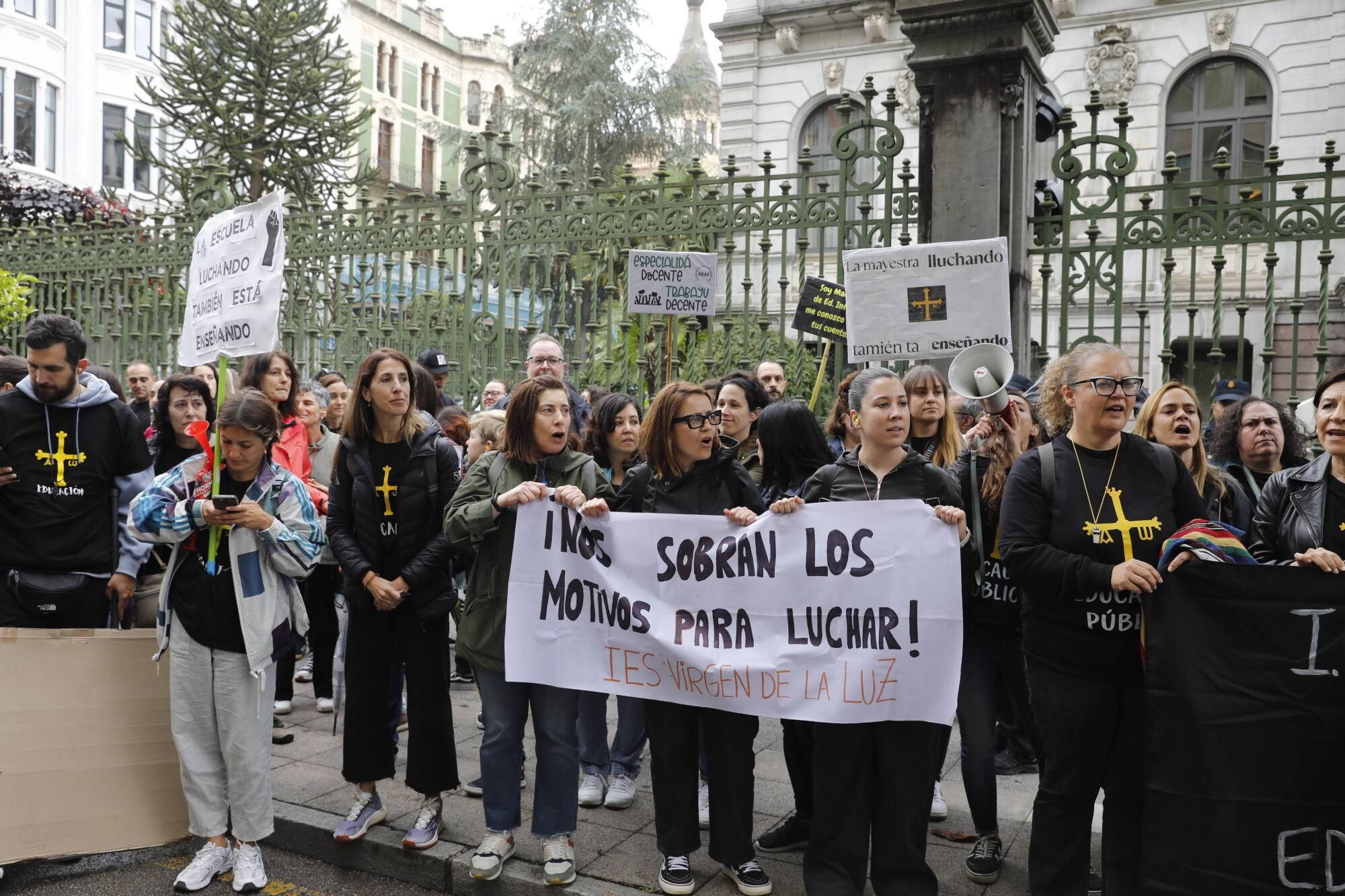 EN IMÁGENES: Nueva manifestación masiva de los docentes, que acabó en la Junta General 