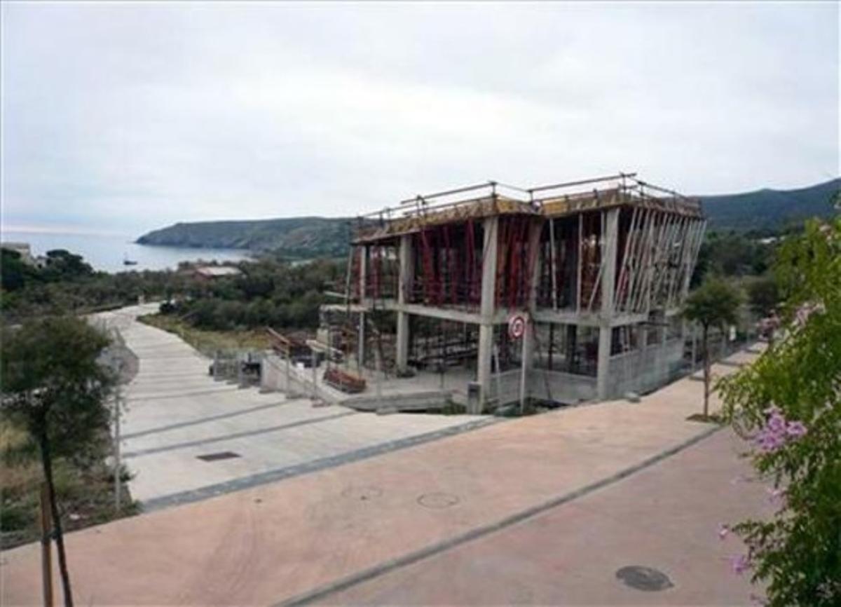 La construcció enlletgeix el paisatge. Davant aquesta imatge, captada fa uns dies al Sol de l’Engirol, a Cadaqués, em pregunto: ¿Com en plena crisi econòmica se segueixen destruint paratges naturals en zones que haurien d’estar completament protegides de l’especulació immobiliària? És sorprenent que un lloc tan bonic sucumbeixi també a la pressió dels constructors, sense que l’administració municipal i l’autonòmica facin res per impedir-ho.