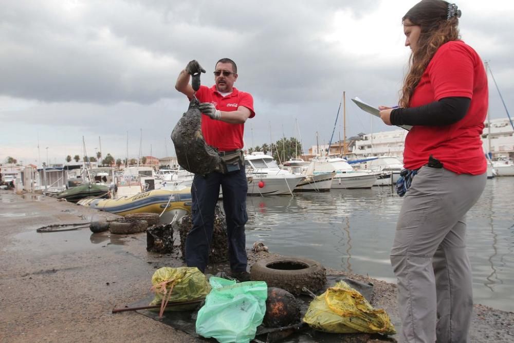 Buceadores limpian la basura del fondo del puerto de Cabo de Palos