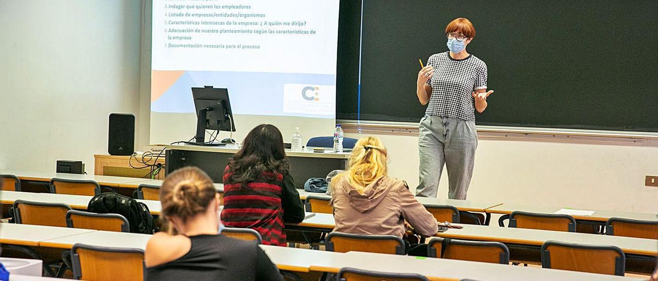 La UA reanuda el ciclo de talleres para la orientación en la búsqueda de empleo. | RAFA ARJONES