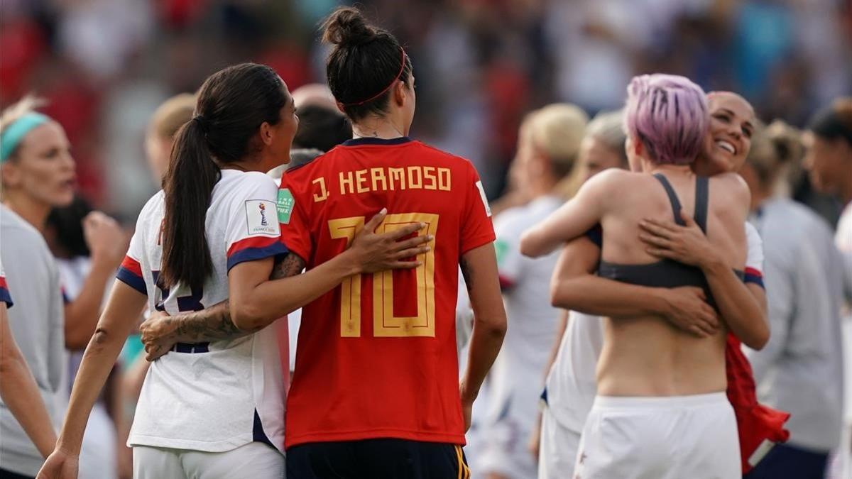 Alex Morgan y Jenni Hermoso se abrazan tras la victoria de EEUU sobre España en Reims.