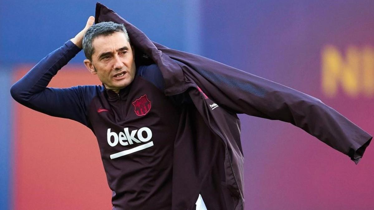 Ernesto valverde se abriga antes de empezar el último entrenamiento previo al Levante-Barça.