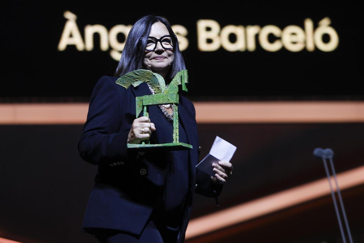 FOTOS | Gala de los Premios Ondas 2024. En la foto, la periodista Àngels Barceló recoge el Premio Ondas Nacional de Radio al Trayectoria o mejor labor profesional FOTOS | Gala de los Premios Ondas 2024. En la foto, la periodista Àngels Barceló recoge el Premio Ondas Nacional de Radio al Trayectoria o mejor labor profesional