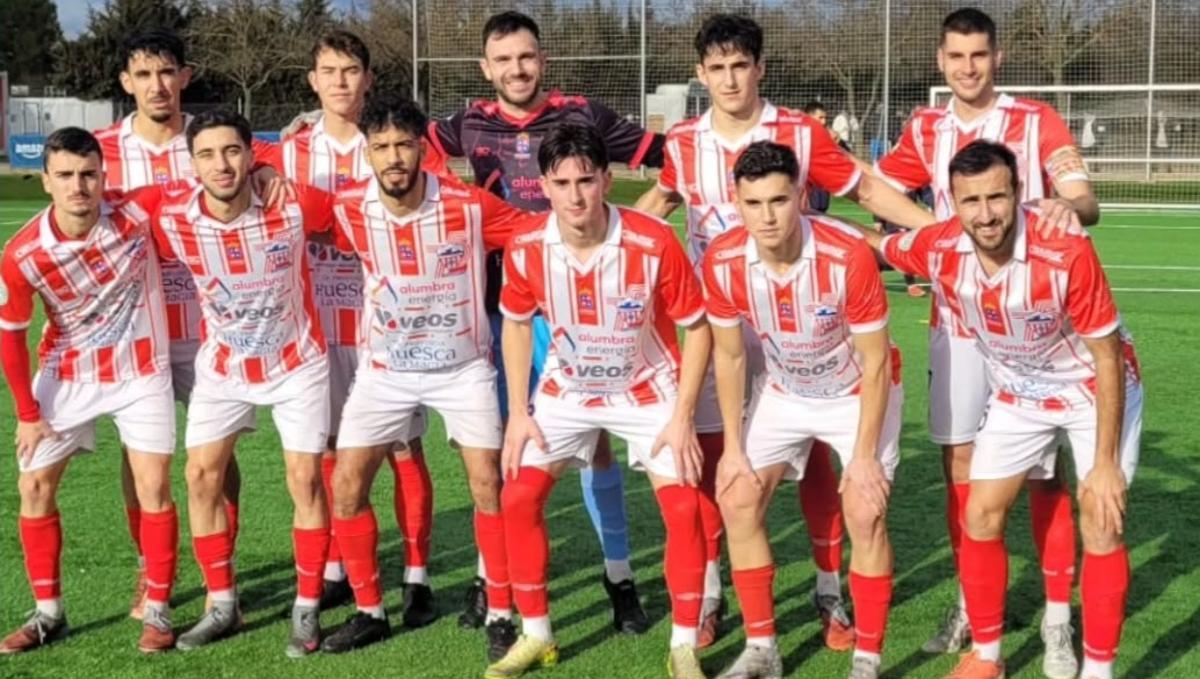 El once titular del Monzón, antes del partido ante el Huesca B en la Base Aragonesa.