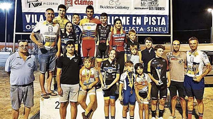 Podio de la velada celebrada en la Vila de Sineu.