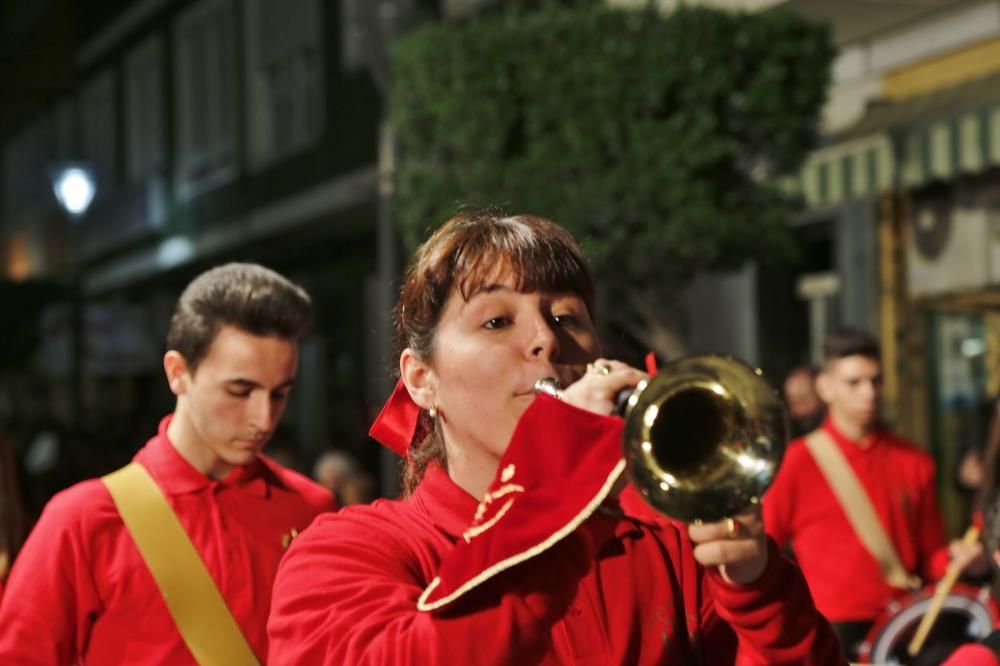 Algunas de las imágenes decanas de la Semana Santa se acercaron al mar y los paseos en Martes Santo