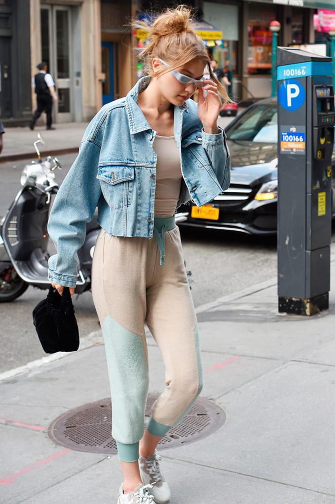 El look de chándal de Gigi Hadid con chaqueta vaquera en Nueva York