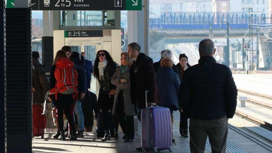 Un grupo de viajeros, en el andén de la estación de ferrocarril de Zamora.