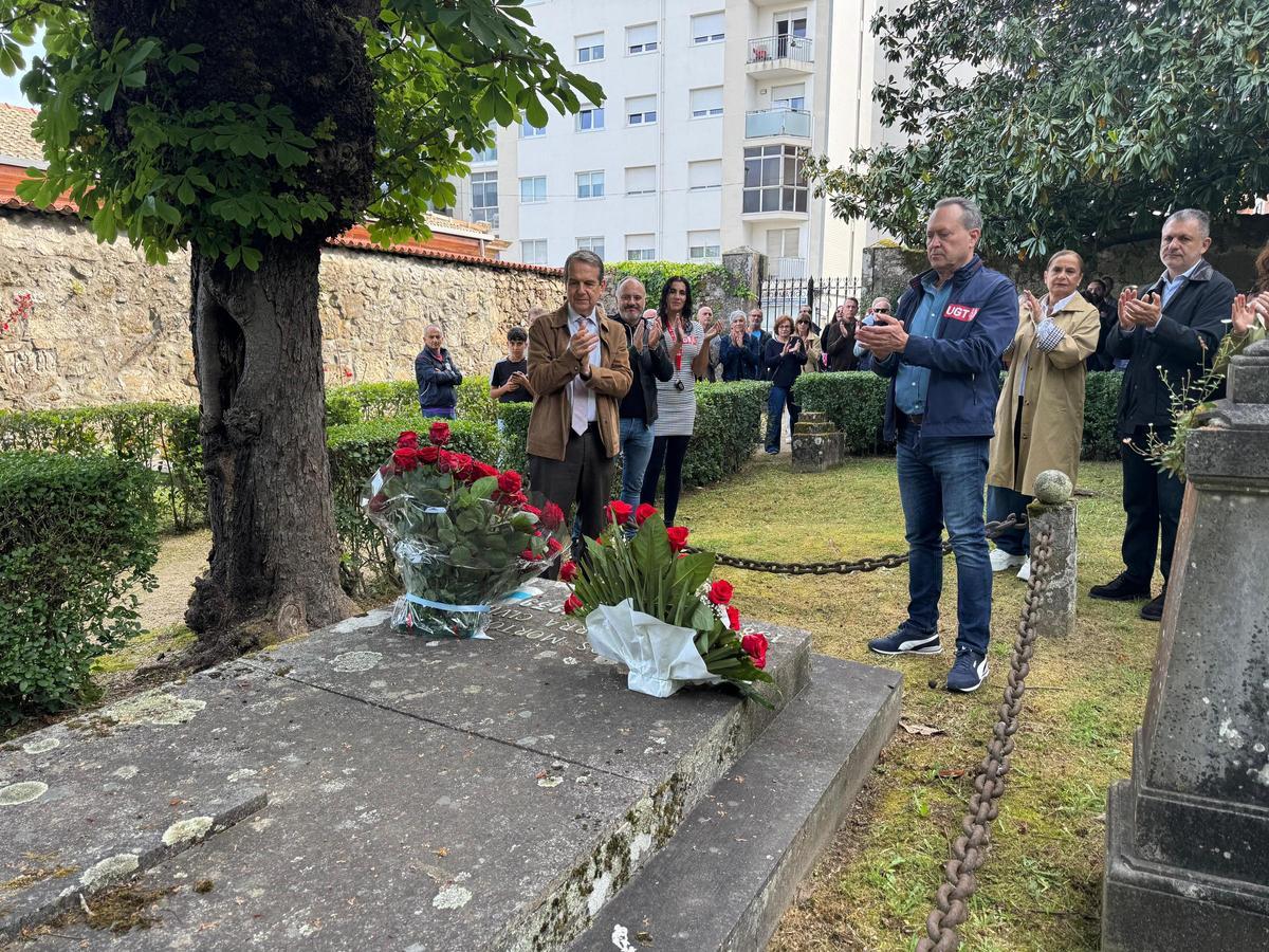 Un instante de la ofrenda floral en Pereiró.