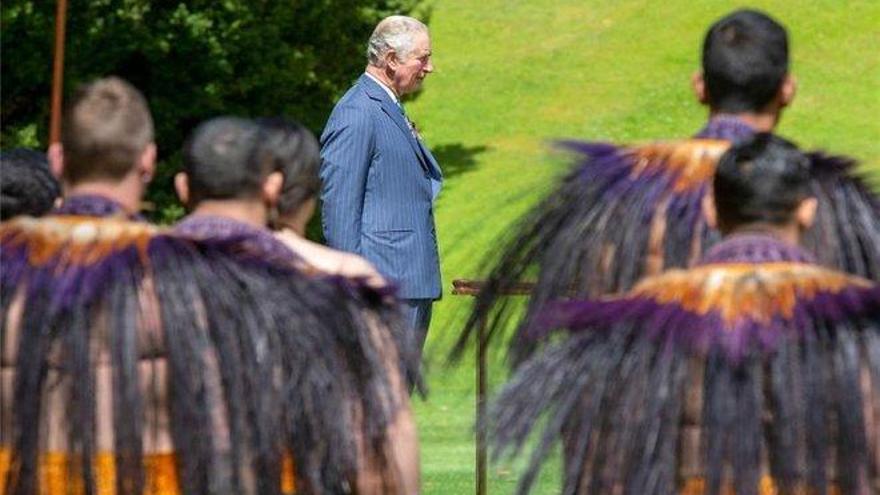 El príncipe Carlos visita Nueva Zelanda y es recibido por guerreros maoríes