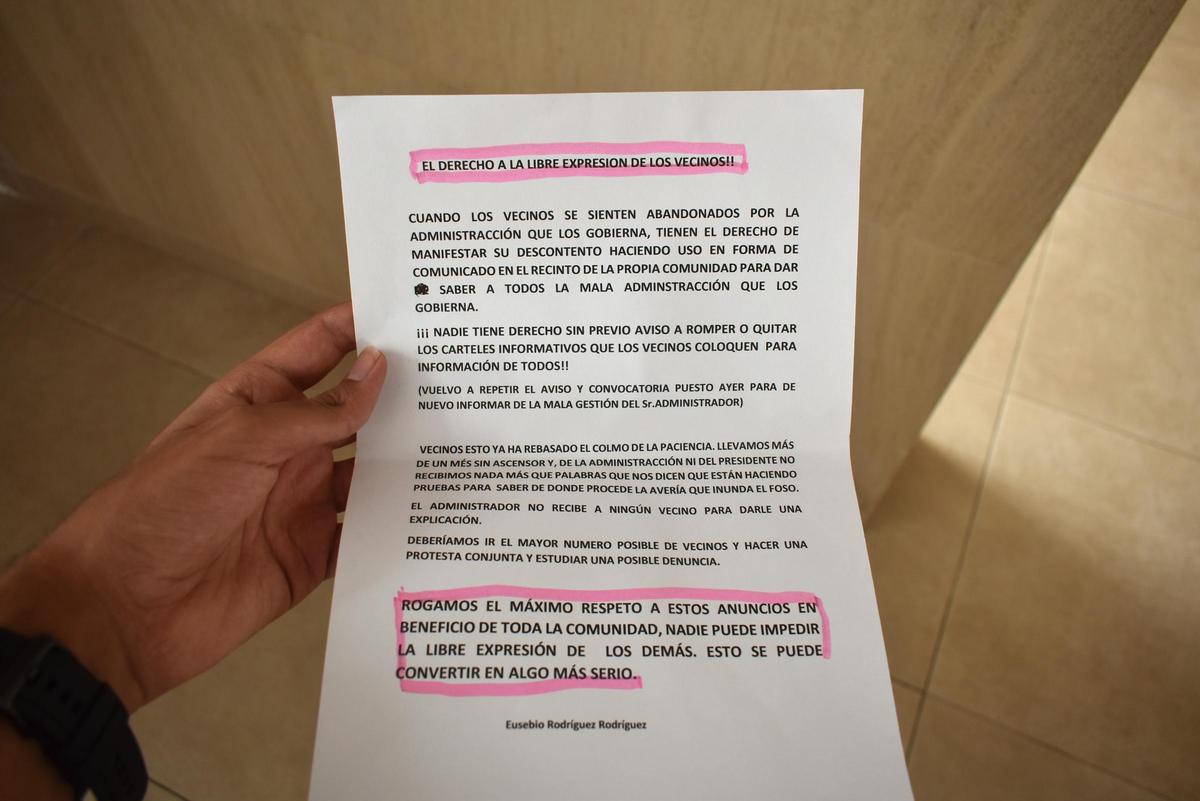 Galería | Vecinos de un edificio de Cáceres reclaman que viven sin ascensor